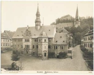 Rathaus, Blankenburg: Vorderansicht vom Markt mit Schloss