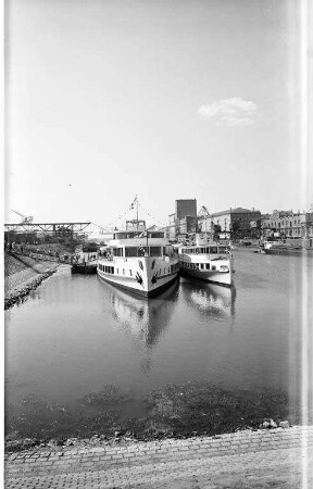 Fahrgastschiff "Berlin" im Karlsruher Rheinhafen.