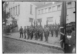 Treffen der SA-Standarte 40 mit Fahnenweihe vor der Stadthalle in Sigmaringen; Gruppe von SA-Führern (3. von links, SA-Standartenführer Grimm; daneben NSDAP-Kreisleiter Karl Maier); Fahnenträger; auf der Treppe zur Stadthalle zahlreiche Zivilisten