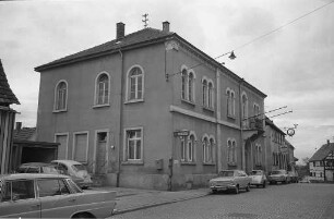 Einrichtung eines offenen Jugendclubs und eines Altenclubs im ehemaligen Knielinger Rathaus in der Saarlandstraße 16