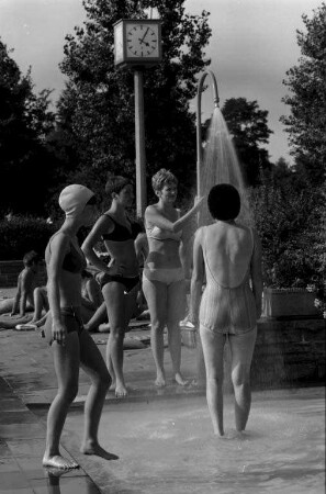 Badebetrieb in den Karlsruher Freibädern während der Hitzeperiode des Sommers 1969.