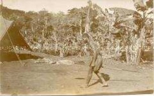 Mit einem Speer bewaffneter Mann der Bomanjoko im Pirschgang