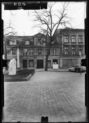 Potsdam, Dortustraße 16. Wohnhaus mit Läden. Straßenfront