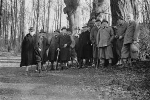 Männergruppe im Wald : Gruppenportrait von Männern in einem Wald