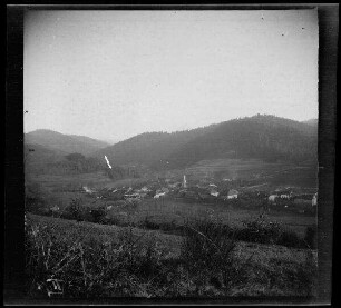 "Lubine (Dep. Vosges, Frankreich)" im Tal (Distanzaufnahme)