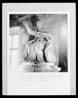 Sitzstatue eines Papstes?