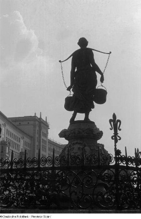 Blick auf die Bronzefigur (Wasserträgerin) des Mägdebrunnens auf dem Roßplatz