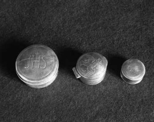 Versehpyxis mit JHS-Gravur