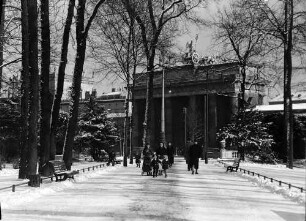 Berlin: Brandenburger Tor; seitlich aus Tiergarten