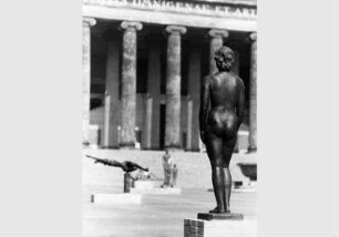 Blick auf Skulpturen im Lustgarten vor dem Hintergund des Alten Museums