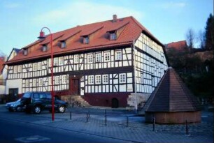 Obermühle in der Zellaer Straße, davor Mühlbrunnen (eingehaust)