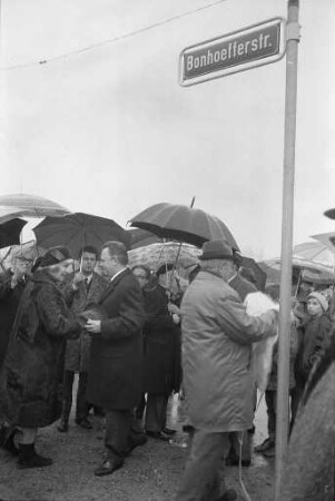 Enthüllung des Namensschildes für die Bonhoefferstraße in Oberreut durch Sabine Leibholz, Schwester von Dietrich Bonhoeffer