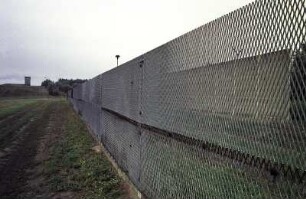 Grenzdenkmal Hötensleben, es umfasst ein original erhaltenes Teilstück der Grenzanlagen der DDR in Hötensleben in Sachsen-Anhalt. 1993 hier: der Signalzaun