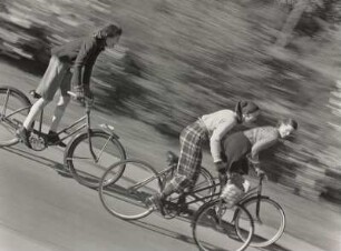 "The Bicyclers", Modeaufnahme, Modelle Anne Norring und Ann Theophane Graham (Junior Bazaar)