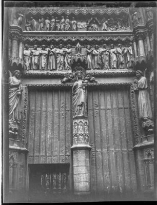Kathedrale, Portal, Säulen und Figurenfries