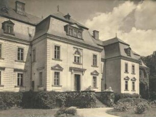 Gaußig, Schloss, Hauptfassade mit Portal