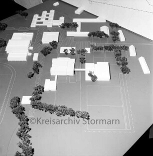 Schulzentrum: Kreisgymnasium I und Sportgebäude: Architektenwettbewerb: nicht realisierter Entwurf: Modell