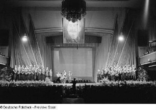 FDJ-Chöre mit Akkordeonensemble auf der Bühne