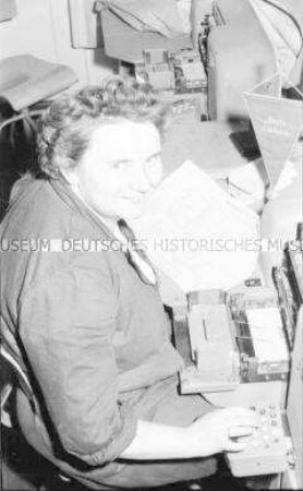 Ehemaliges Mitglied der Hausfrauenbrigade des DFD gewinnt im VEB Stahl- und Walzwerk Brandenburg im sozialistischen Wettbewerb