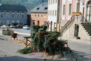 noch liegender Maibaum vor dem Rathaus auf dem Marktplatz