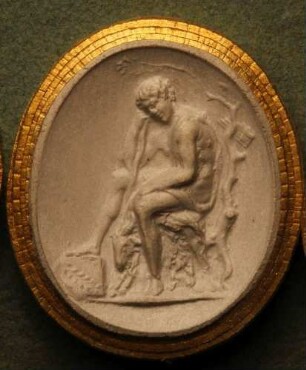 Der sitzende Apollo Nominus, den Kopf aufstützend (Daktyliothek, Erstes Mythologisches Tausend)