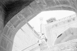 Keine Beschreibung [Agra: Durchblick auf Treppe]