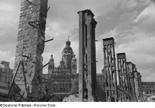 Leipzig. Trümmerreste, im Hintergrund das Neue Rathaus