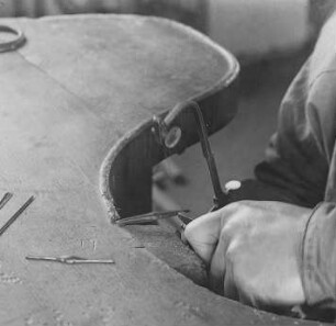 Sägen einer Rocknadel : Technikgeschichte | Edelmetallindustrie | Edelmetallindustrie | Fabrikationseinrichtung einer Gold- und Juwelenfabrik