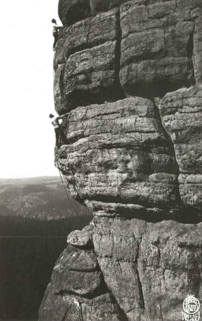 Sächsische Schweiz, Affensteine. Bloßstock. Seilschaft Rudolf Klemm über der Baustelle der Südwestkante bei der Erstbegehung der Westwand (VIIb [VIIc])