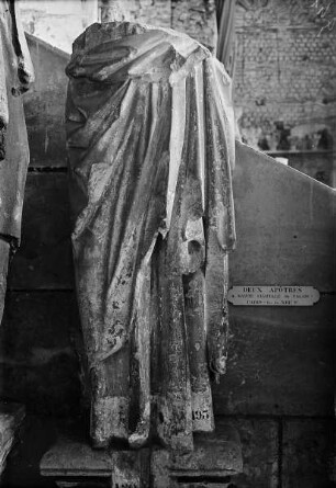 Fragment einer Apostelstatue aus der Pariser Sainte Chapelle