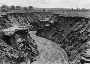Trockenes Flussbett : Ein ausgetrocknetes Flussbett in Brasilien.