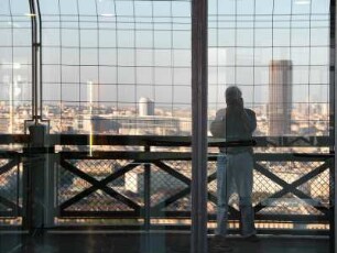 Eiffelturm, Aussichtsplattform mit Sicherheitsgittern, rechts das höchste Pariser Hochhaus, Tour Montparnasse