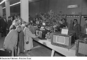 Besucher betrachten Fernsehempfänger des VEB Sachsenwerk Radeberg, Technische Messe 1953