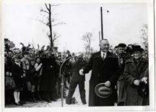 Bundeskanzler Adenauer spricht an der Siegessäule zu den Berlinern