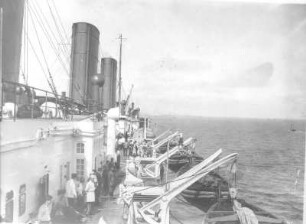 Hochseepassagierdampfer "Imperator" der Hapag Hamburg (Hamburg-Amerika-Linie). Backbord-Bootsdeck mit Blick auf Schornsteine und Aufbauten sowie Besatzungsmitglieder beim Aussetzen von Rettungsbooten (Seenotrettungsübung)