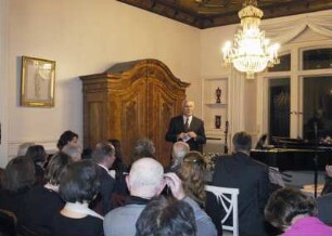 Soiree "Bertrand Roth und sein Dresdener-Musiksalon", die am 11. Januar 2004 in Roths schweizerischem Geburtsort Degersheim (Kanton St. Gallen) Premiere hatte; Dr. Thomas Bürger