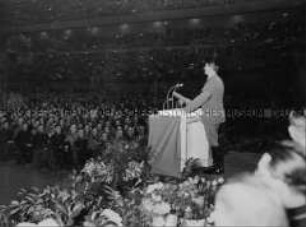 Adolf Hitler spricht in der Deutschlandhalle