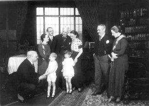Vor Sonnenuntergang. Schauspiel in vier Akten von Gerhart Hauptmann. Staatsschauspiel Dresden, Dresdner Erstaufführung 26.02.1932 : Walther Kottenkamp als Geiger, Jenny Schaffer als Bettina Clausen, Adolf Ziegler als Wolfgang Clausen, Bruno Decarli als Matthias Clausen, Cara Gyl als Ottilie Klamroth, Willi Kleinoschegg als Erich Klamroth und Alice Verden als Paula Clothilde Clausen