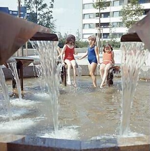 Hansjakob, Gottfried; München - Neuperlach Nord, Nord-Ost; Wohnanlage mit Ladenzentrum an der Quiddestraße - Innenhof Karl-Marx-Str., Möblierung, Spielplatz und Brunnenanlage 'Wasser-Xylophon' (1970, Edmund Puchner)