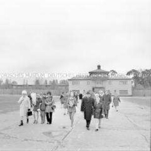 Besucher in der Nationalen Mahn- und Gedenkstätte Sachsenhausen