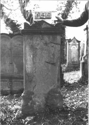 Grabstein 144 (Index: 99786126) Zustand: Inschrift größtenteils abgeblättert Maße HxBxT: 133x59x29 cm: Grabstein 144