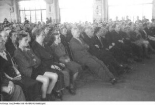 Dresden. Professor Dr. Kastner (LDPD) spricht zum Volksentscheid für die Enteignung der Großgrundbesitzer, der Kriegs- und Naziverbrecher, 1946