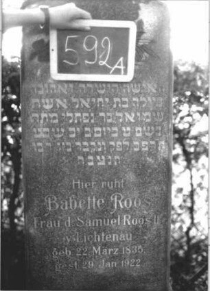 Grabstein 592 (Index: 100111437) Material: Granit Zustand: gut Maße HxBxT: 166x57x24 cm Beschreibung: Stele, getreppter Sockel, Segmentbogenabschluß Symbolik: Palmzweig Steinmetz: W. Hirth Bühl: Grabstein 592A