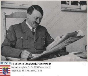 Hitler, Adolf (1889-1945) / Sammelwerk Nr. 15 'Adolf Hitler', Bild Nr. 49, Gruppe 65 / Porträt Adolf Hitlers beim Zeitungslesen, Halbfigur