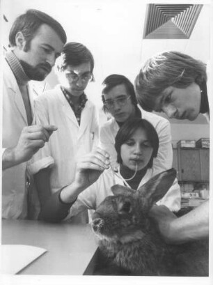 Marburg. Ausbildungszentrum der Behringwerke AG. Labortechnische Erstausbildung. Genaues Abwiegen von Substanzen