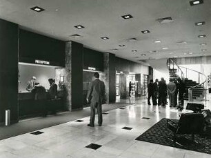 Im IntercityHotel Hamburg. Lobby und Reception