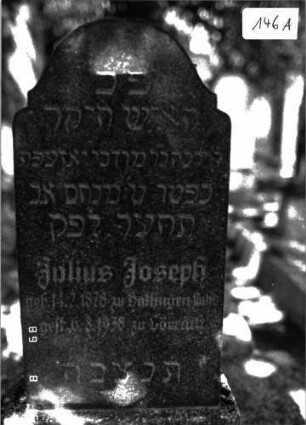 Grabstein 146 (Index: 100105289) Material: Granit, Sockel Muschelkalk Zustand: gut Maße HxBxT: 91x31x12 cm Beschreibung: Stele, Sockel, doppelt eingezogener nach oben gestreckter Konvexbogenabschluß: Grabstein 146A