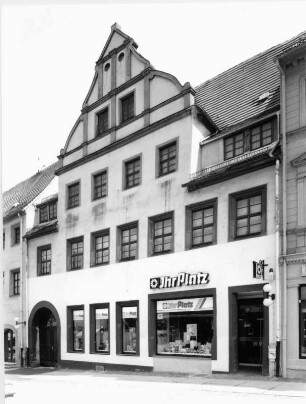 Torgau, Bäckerstraße 7. Wohnhaus mit Laden (M. 16. Jh., Ladeneinbau 1884). Straßenansicht