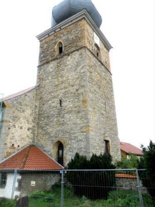 Evangelische Kirche - Kirchturm von Südosten (gotisch gegründet) mit Schießscharte (Schlitzscharte) im Mittelgeschoß sowie Glockengeschoß mit Zwiebelhaube