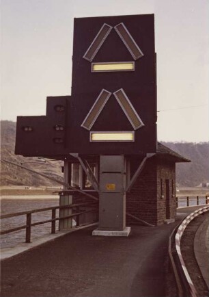 Wahrschaustation mit Lichtsignalen am Mittelrhein